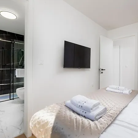 Aura Malinska - Private Pool Apartment *