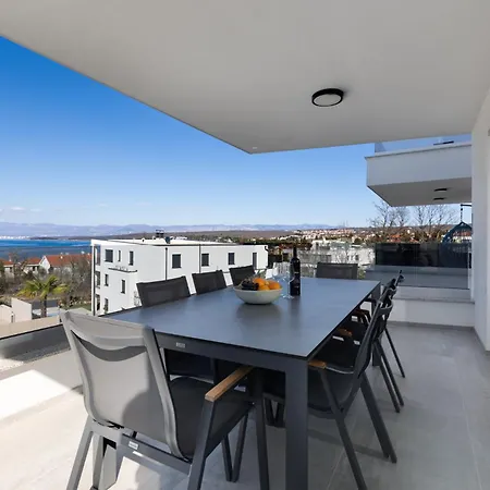 Aura Malinska - Private Pool 반타치치